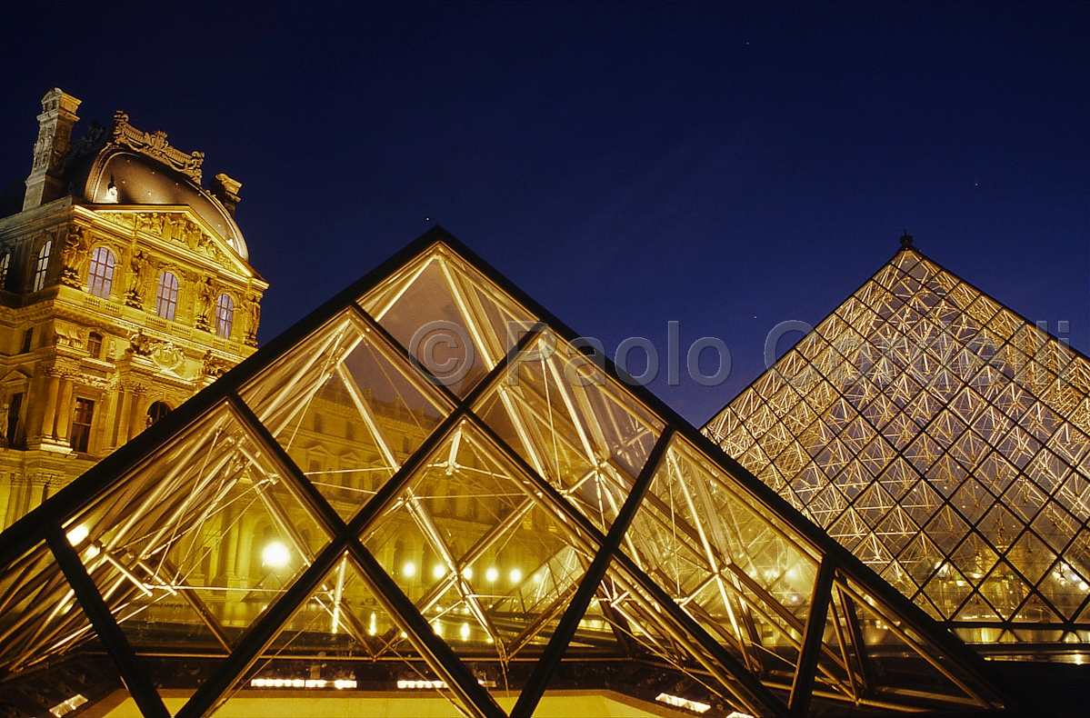 Glass Pyramids at Muse du Louvre, Paris, France
(cod:Paris 25)